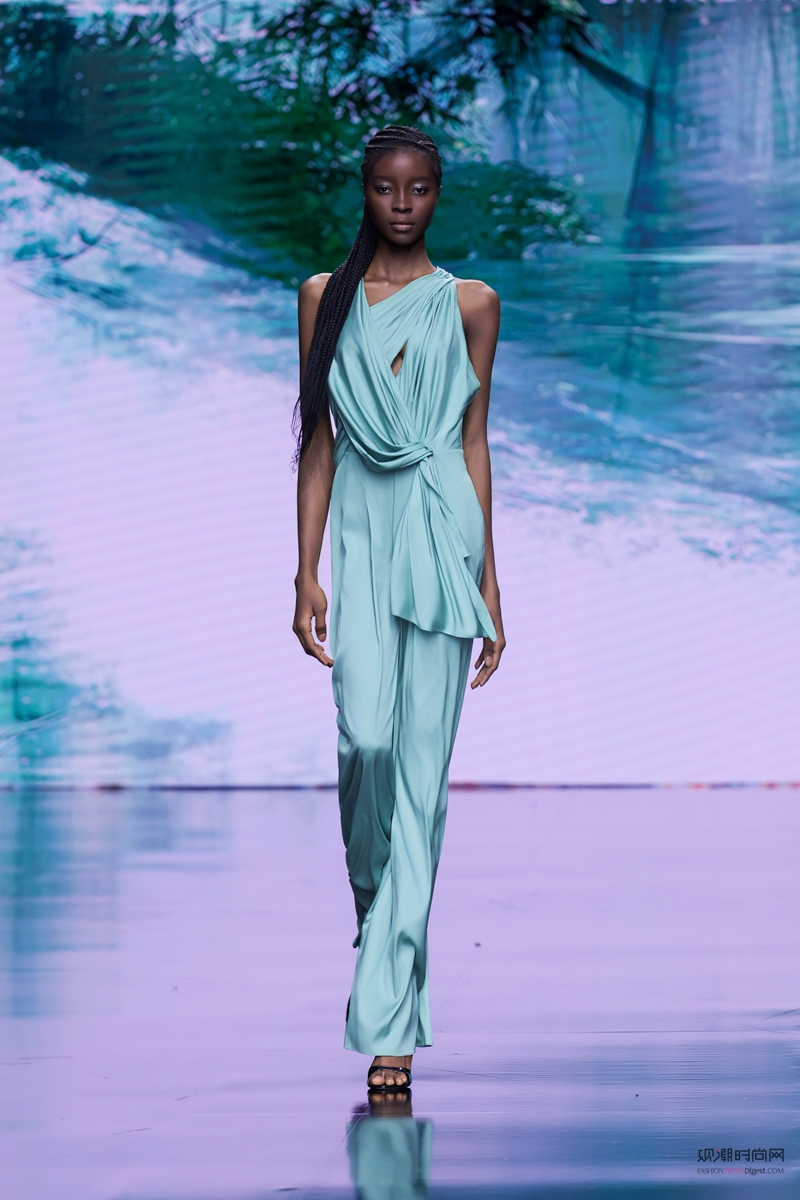 ÷����գ�19λŮ��չ�ֵ���...