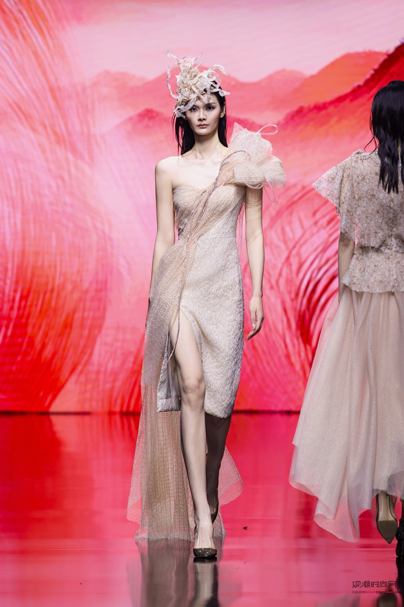 ÷����գ�19λŮ��չ�ֵ���...