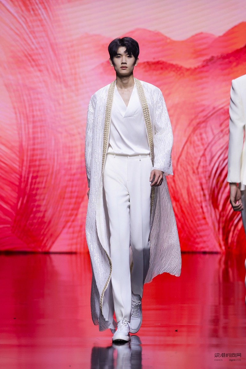 ÷����գ�19λŮ��չ�ֵ���...