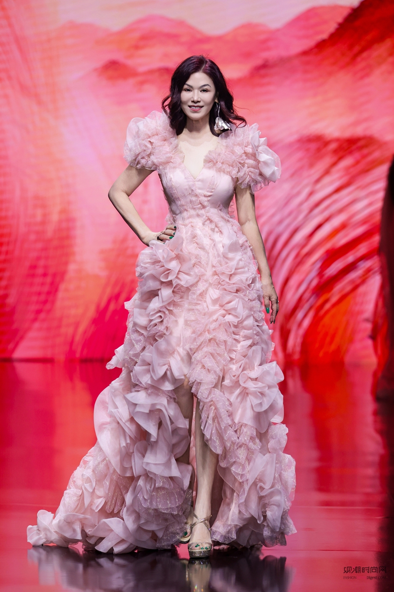 ÷����գ�19λŮ��չ�ֵ���...