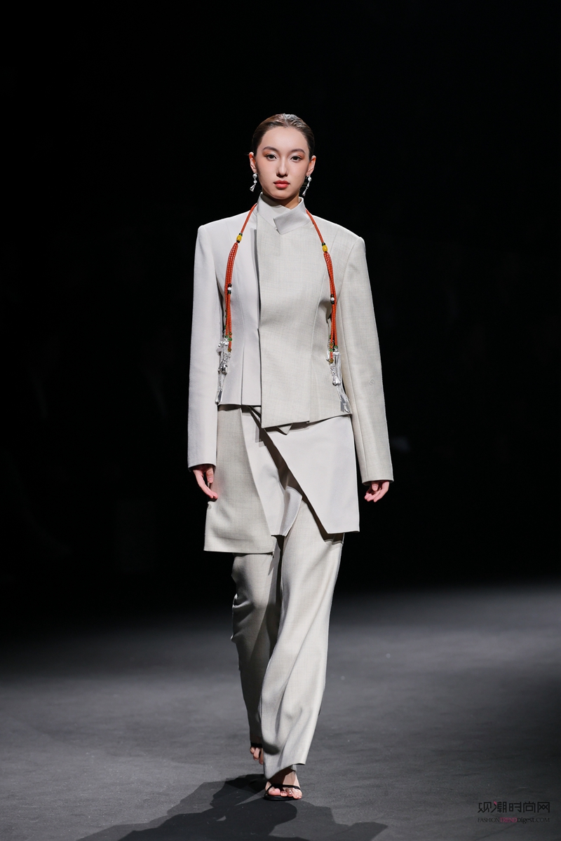 衣迪阿诺×梁燕丨北京服装学院...