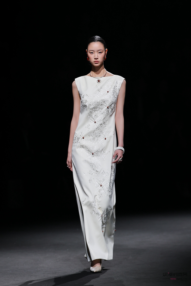 衣迪阿诺×梁燕丨北京服装学院...