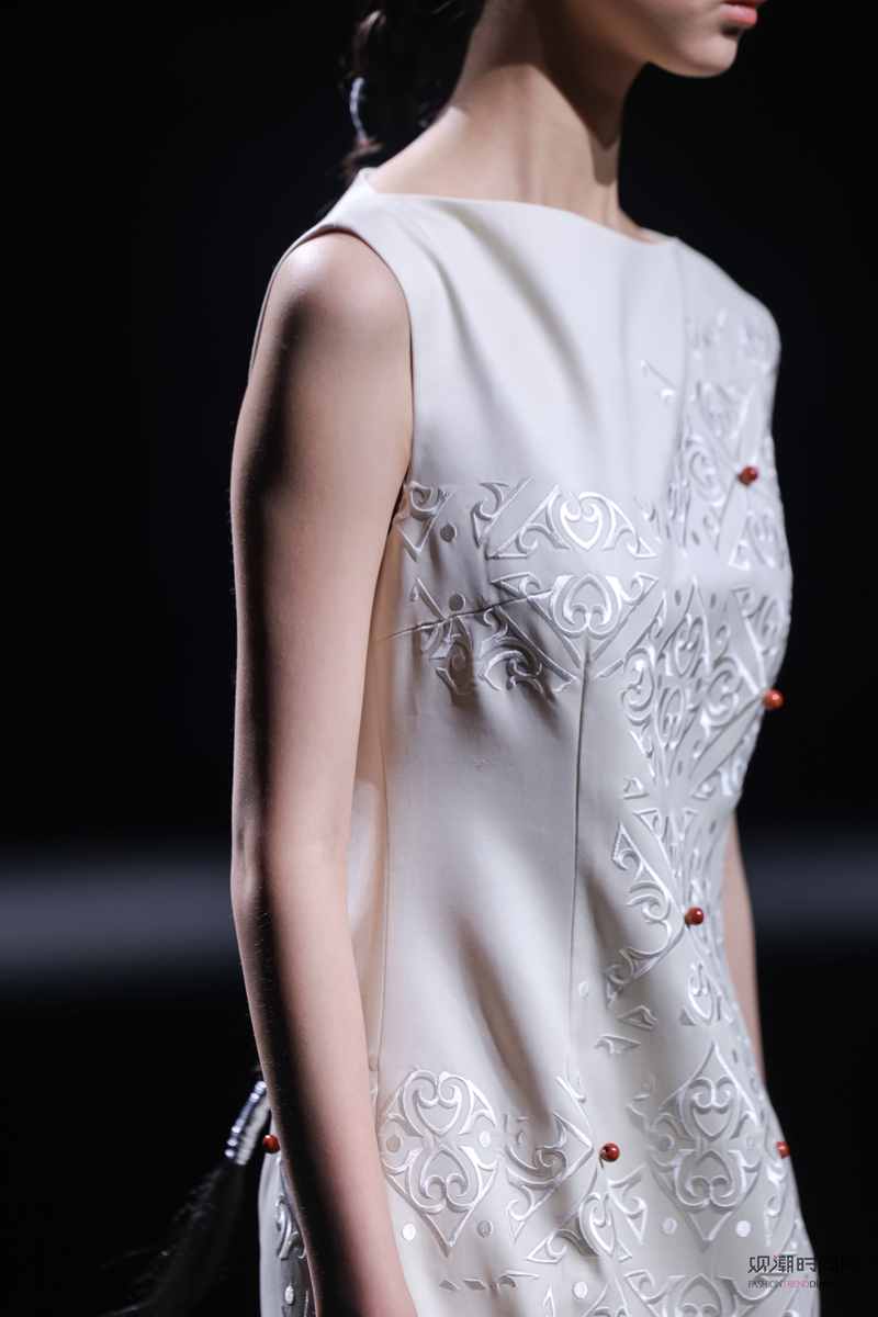 衣迪阿诺×梁燕丨北京服装学院...