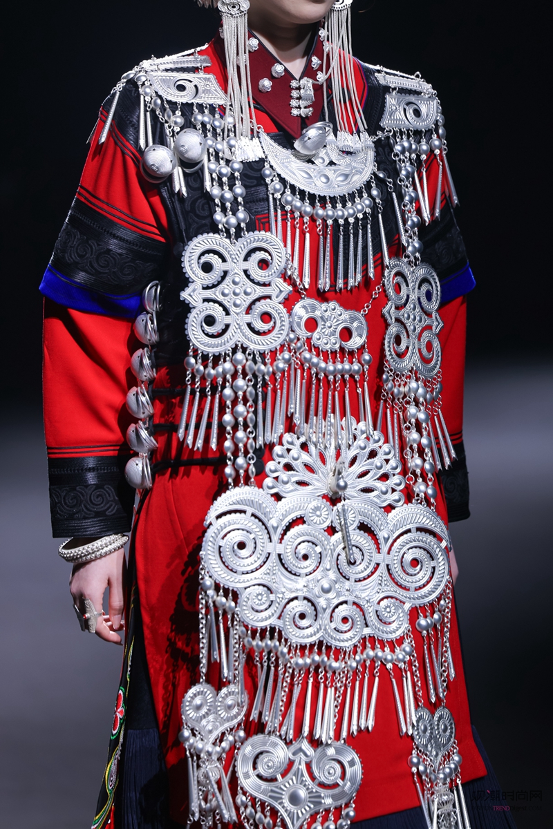 衣迪阿诺×梁燕丨北京服装学院...