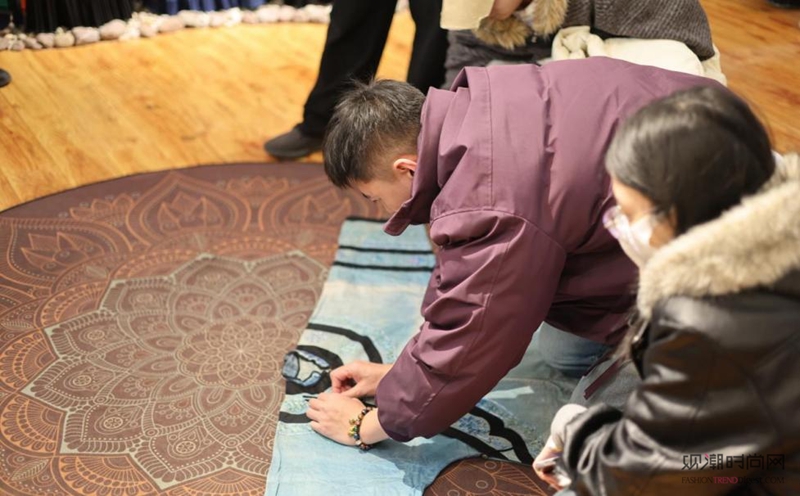 衣迪阿诺×梁燕丨北京服装学院...