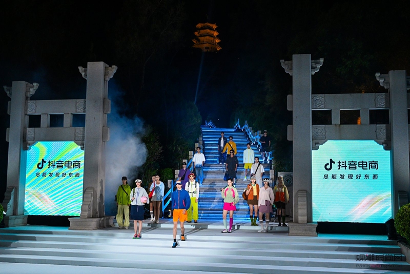 潮领全球 “衣”启新程：20...