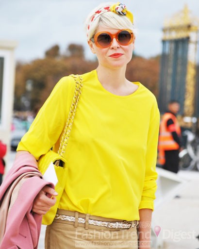 11. 鲜艳的霓黄色针织衫让这个秋冬变得更加温暖。 