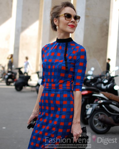 17. 鲜艳的方格连衣裙、大号的茶色眼镜、复古的红色双唇格外抢眼。 