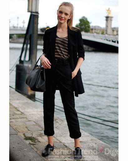 20. 传统的黑色套装中用以海军条纹的T恤加以烘托，整个造型变得更加经典。 