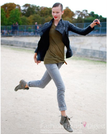 18. 水洗磨白的牛仔裤卷起来，搭配军绿色T恤和夹克，绝对是街拍中的个性女郎。 