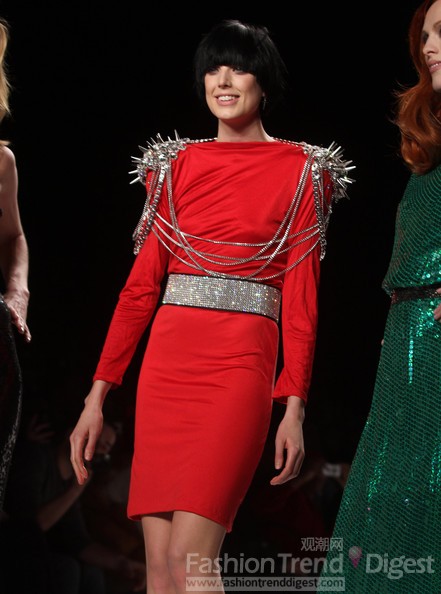 7. 阿格妮丝•迪恩(AgynessDeyn)<br>
超模阿格妮丝•迪恩这身造型有英伦宪兵玩具的感觉。红色的贵气典雅，与闪耀银腰带擦出火花，特别是肩部的尖钉设计很有棱角感。<br>
 