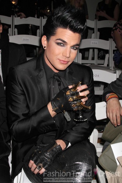 9. 亚当•兰伯特(AdamLambert)<br>
《美国偶像》第八季亚军亚当•兰伯特也来凑热闹！猫王式不羁黑发、魅惑眼线、黑色指甲油已经成为了他的标志，这款镶金尖钉的皮手套莫不是要成他新的标志?<br>
 