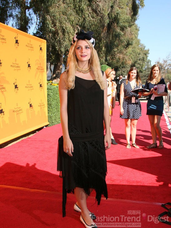 7. 米莎•巴顿 (Mischa Barton) 似乎看起来也是古着装的粉丝，但是这件黑色长裙却看不出任何复古的味道，因为这件礼服完全没有凸显出她的身材，动物印花的帽子作为头饰显得过于累赘，看起来一点精神都没有。 