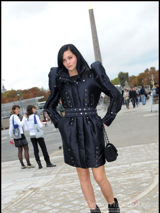 3. 纽约DJ+模特双重身份It Girl丽•乐扎克 (Leigh Lezark) 这套夸张的铆钉装让周围变得如此疯狂，如此疯狂的垫肩外套也只有这种IT女孩才能够驾驭的了。 