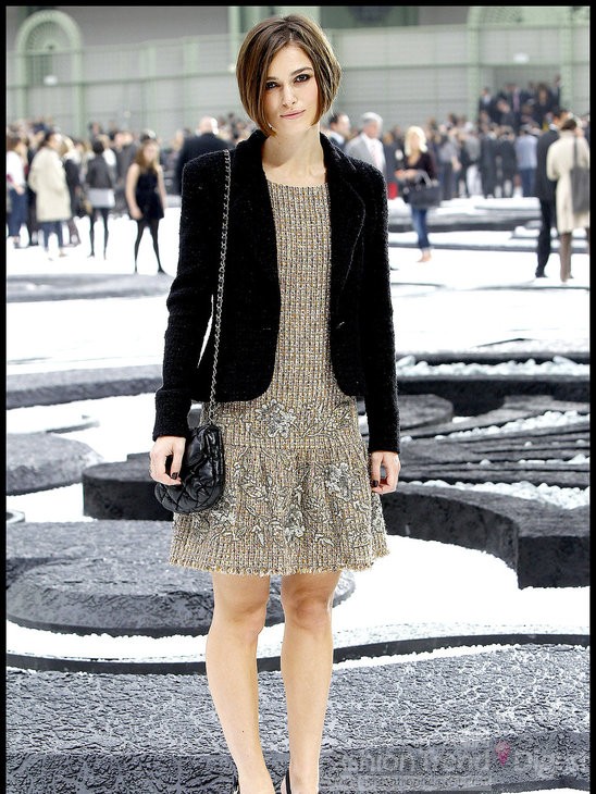 6. 时装周外的凯拉•奈特利 (Keira Knightley) 丝毫不逊色于高雅奢华的巴黎时装周，香奈儿经典黑色外套、花呢连衣裙、黑色小挎包，典型的香奈儿女孩的优雅装扮。<br>
<br>
 