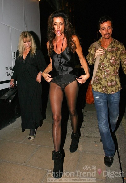 4.	话题人物Janice Dickinson的服装非常简单：黑色丝缎吊带裙，不过如果你真要穿出去，还是要选择一条非常上镜的内裤，如果可能的话，让你的朋友带上相机随时跟着你的左右。<br>
优点：非常适合去酒吧<br>
缺点：不太符合Janice Dickinson模特经纪公司的粉丝的品位<br>
 