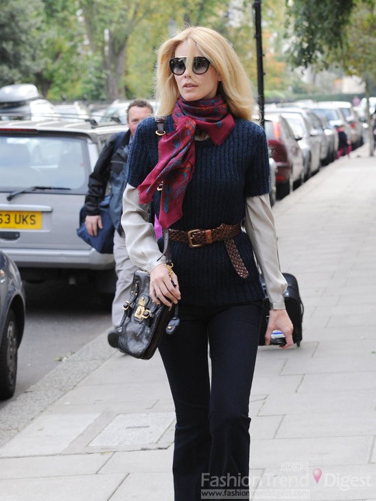 8. 超模克勞蒂亞•雪佛 (Claudia Schiffer)仍然把70年代的極簡風格重新帶入了時尚界，街頭上的她也玩了個性的混搭主義，經典的喇叭褲、運動衫、圍巾、編織皮帶都是70年代最經典的時尚單品，看來這股70年代風馬上就要成為現在又一大時尚趨勢了。 