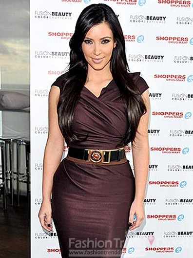 6. 作為社會名媛的金•卡戴珊(Kim Kardashian) 也是頻頻出現在街拍的明星中，為了炫耀她引以為傲的沙漏型身材，她選擇了一件Donna Karan紫色禮服，黑色的腰帶和甲油作為配飾，完美地凸顯出性感、嫵媚的身形。 