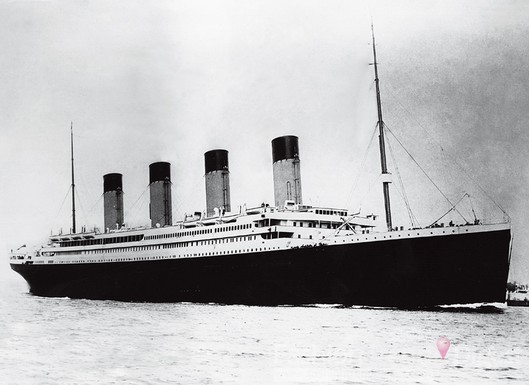 4: On the Titanic<br>1912年4月16日，铁达尼号正式起航，这场灾难同时也是时尚业的重大损失。根据记录，当时在船上的有来自Goldenverg Bros.&Co.的蕾丝商人，包括当时价值几百美金的蕾丝物料，和庞大的法国丝绸和蕾丝，以及来自曼彻斯特的质量上乘的棉花等服饰用料。著名的设计师Lady Duff Gordon当时也在船上，穿着非常漂亮的紫色浴衣临时跑到救生艇上。而记者Rosenbaum就没有那么幸运了，虽然成功逃生，但她却损失了她的时装模特和其它重要的时尚商品，全部都随着铁达尼号魂归大海。 