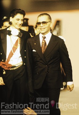 51. 卡尔·拉格菲尔德 (Karl Lagerfeld)挽救了Chanel<br>1983年，卡尔·拉格菲尔德 (Karl Lagerfeld)已经是一个家喻户晓的明星了，并致力于Fendi, Chloé和意大利阿尔玛菲公司，在接受Chanel 品牌的Alain Wertheimer邀请后，他重新界定了雇员与设计师的角色观念，他告诉WWD：