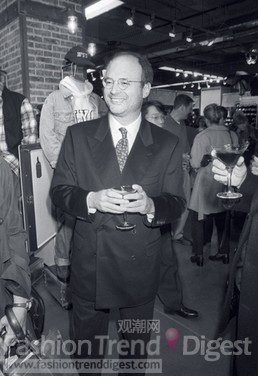 56. Mickey Drexler的魔術行為<br>少數零售商可以在WWD上占有一席之地，除了J. Crew的CEO米蘭德德雷克斯勒（Mickey Drexler），在他的傳奇生涯中，他有兩個非常神奇的魔術行為：一個是讓經營不善的J. Crew公司變成家喻戶曉的名牌時裝，另外一個則是米蘭德德雷克斯勒把休閑的服飾加入不少酷酷的元素，同時創立了Gap公司。 