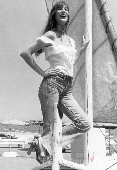 5. 簡•伯金（Jane Birkin）, 1973年<br>
簡•伯金（Jane Birkin）是法國的時尚女星，她穿MadeinHeaven牌牛仔褲在法國蔚藍海岸留下的身影，與以她的名字命名的愛馬仕柏金包一樣經典。<br>
 