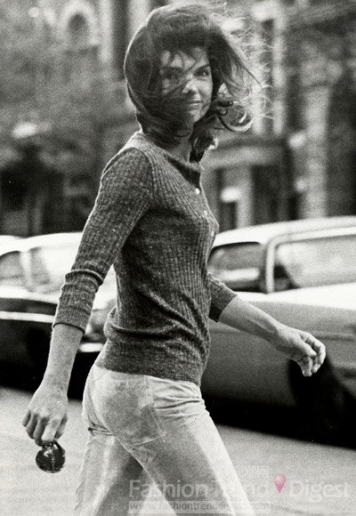 8. 杰奎琳（Jackie Onassis）, 1971<br>
杰奎琳當(dāng)時(shí)已從肯尼迪遺孀成為希臘船王夫人，這張經(jīng)典照片是自由與優(yōu)雅并存的七零年代的最好寫照。<br>
 