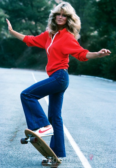 9. 法拉佛西（Farrah Fawcett）, 1976<br>
法拉佛西, 1976年<br>
1976年，一部名為《女探俏嬌娃》（charlie'sAngle）的劇集在美國開播，其中的法拉佛西（Farrah Fawcett）憑借該片一炮而紅，一時之間，所有女人都千方百計想做出蓬松迷人的“Farrah式發型”。 法拉佛西（Farrah Fawcett）穿著的Jordache的喇叭褲也流行起來。<br>
 