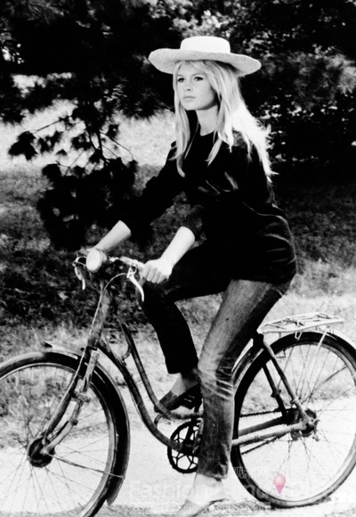 11. 碧姬•巴鐸（Brigitte Bardot）, 1962<br>
五六十年代的電影史上，有兩位性感名滿天下的女星，一是自美國的金發(fā)尤物瑪麗蓮•夢(mèng)露；另一位就是掀起情色新浪潮的法國性感小貓——碧姬•巴鐸。前者的性感有種美國式物質(zhì)女郎的意味，而碧姬•巴鐸的性感則因?yàn)閬碜杂诨ǘ及屠瓒鴰狭艘唤z浪漫的氣息，甚至在當(dāng)時(shí)時(shí)代的影響下還披上了新浪潮的文藝色彩。<br>
 