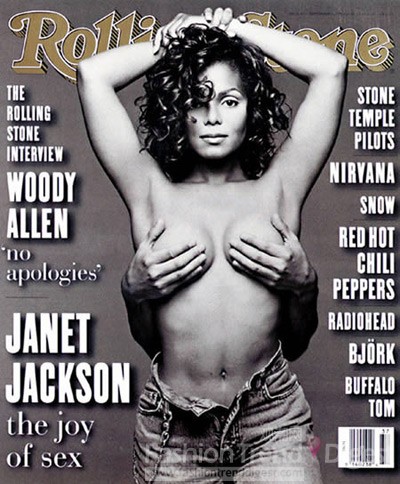 15. 珍妮-杰克遜（Janet Jackson）, 1993<br>
這張照片的重點(diǎn)顯然不是牛仔褲，而是杰克遜胸部的那雙手（來自她當(dāng)時(shí)的老公ReneElizondoJr.）。那時(shí)的杰克遜做夢(mèng)也不會(huì)想到，幾年后的另一起露乳事件，會(huì)將她如日中天的事業(yè)毀于一旦。<br>
 