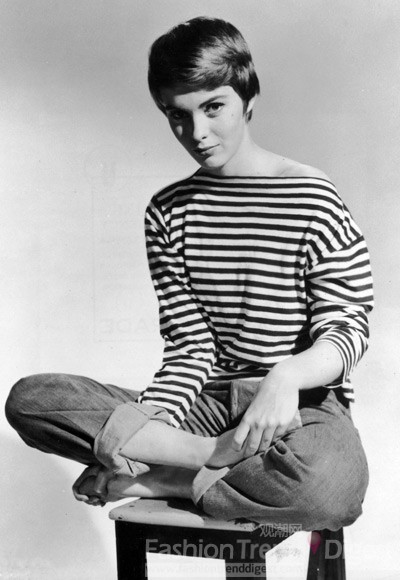16. 郎珍•茜寶（Jean Seberg）, 1965<br>
露肩條紋T恤，中性風的牛仔褲，這一身放到今天也是潮妹一族。短發精靈郎珍•茜寶（JeanSeberg）在法國取得成功，但這位美國女孩更愛自己的故土：“我想念美國人的隨意與友善，我想念藍色的牛仔褲、奶昔、厚厚的牛排和超級市場?！薄▏司筒粣圻@些，法國人就愛裝！<br>
 