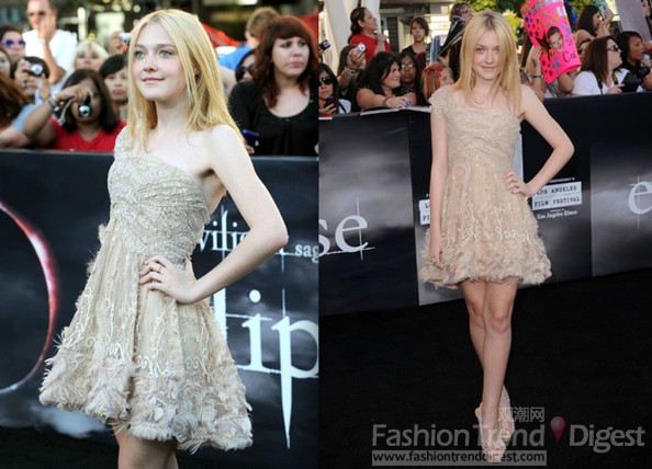 1.	達科塔•范寧 (Dakota Fanning)<br>
品牌：Elie Saab高級定制<br>
達科塔•范寧 (Dakota Fanning)一直想把可愛的裸色裙穿出搖滾的味道，但是在《暮光之城4:破曉》的首映式上，她的確穿上了一件羽毛裝飾的裸色禮服，中國傳統的刺繡和可愛的羽毛將她變成一個十足的小精靈。<br>
 