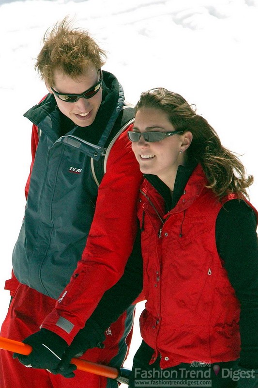 1. 2004年3月30號–凱特•米德爾頓 (Kate middleton)和威廉王子在瑞士滑雪度假時被一對夫妻拍下的圖片，威廉王子曾經否認談了一個女朋友，這次的兩人的關系也在新聞報紙上首度公開。雖然都戴著墨鏡，紅色情侶羽絨服，還是能看出兩人的親密程度。<br>
<br>
 