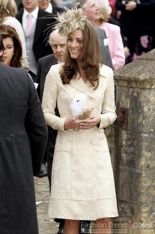 5. 2006年7月6日–凱特•米德爾頓在參加Laura Parker-Bowles和Harry Lopes婚禮上，選擇了一件時髦的白色風衣和別致的頭飾，這種別致的裝扮已經為我們展示出一個典雅高貴的王子妃造型。 