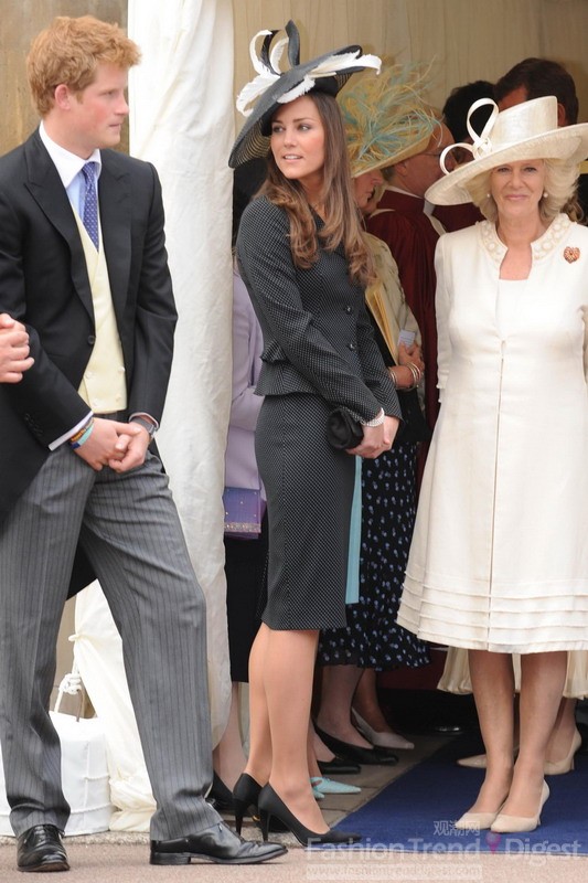 9. 2008年6月16日–凱特•米德爾頓 (Kate middleton)以一身黑色的套裝和皇室血統女性的專用帽參加威廉王子在鮑爾斯的圣喬治教堂舉辦的頒發勛章的典禮。 