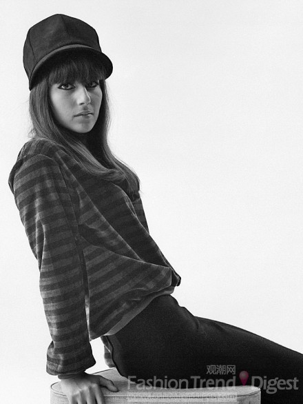 1964<br>
當時是剛過18歲的Cher，已經看到了一些端倪，時髦的帽子、濃濃的黑色眼線、條紋上衣，還有她的鼻子都充滿著青春少女的魔力。<br>
 