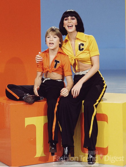 1972<br>
《The Sonny And Cher Comedy Hour》節目中，Cher和小朋友都選擇了一款時尚前衛的短襯衣，那個時候Cher就對時尚有著天生的洞察力，就算現在還有很多人的襯衣系法都模仿著當年的樣子。<br>
 