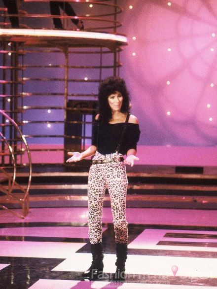 1982<br>
“American Bandstand”節目中，Cher的黑色抹胸上衣、豹紋的靴褲、黑色靴子，這種搖滾風的舞臺裝讓人眼前一亮。<br>
 