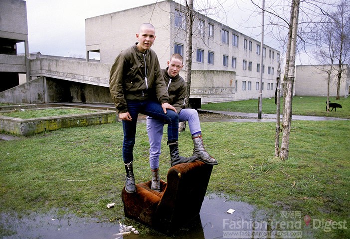 10 <br>
1985年，光頭黨的年輕人士聚集在Newcastle的Dunstan Estate<br>
 