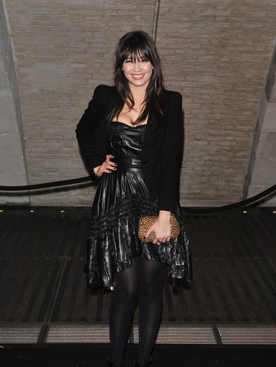 2. 黛西•罗易 (Daisy Lowe)选择了一件皮革裙和黑色西装相搭配，前短后长的皮革裙丝毫显露不出率性的时尚风格，虽然是两种非常流行的元素，但是搭配在一起显得不伦不类。 