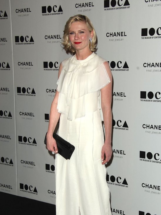 8. 克爾斯滕•鄧斯特（Kirsten Dunst）的年齡多老了？僅僅是30歲的女人嗎？這件復古的白色Chanel禮服把她變得老氣橫秋。 