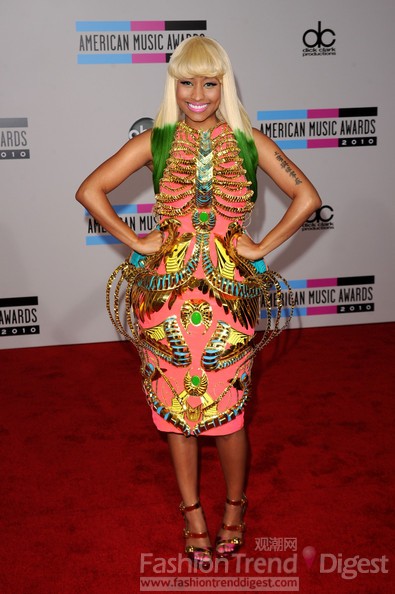 11. Nicki Minaj <br>
Nicki Minaj是一位美国少见的女饶舌歌手，这件色彩诡异的礼服来自印度时装设计师Manish Arora之手。<br>
 