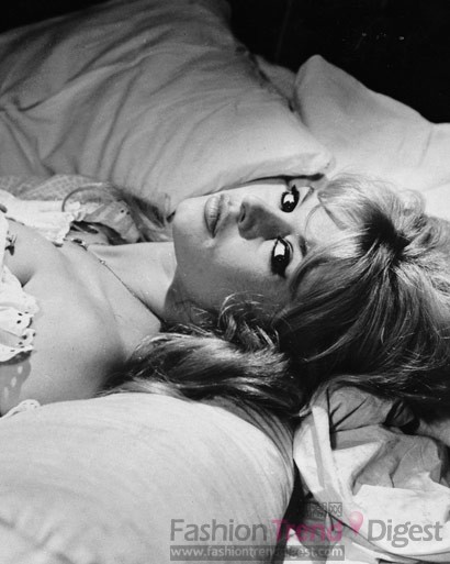 7.	碧姬•巴铎 (Brigitte Bardot)<br>
碧姬•芭铎 (Brigitte Bardot)是经久不衰的性感Icon，也是无数设计大师的缪斯女士。在五六十年代的电影史上，有两位性感名满天下的女星，一是自美国的金发尤物玛丽莲梦露；另一位就是掀起情色新浪潮的法国性感小猫——碧姬•巴铎(Brigitte Bardot)。碧姬•巴铎 (Brigitte Bardot) 的性感则因为来自于花都巴黎而带上了一丝浪漫的气息，甚至在当时时代的影响下碧姬•巴铎 (Brigitte Bardot)还披上了新浪潮的文艺色彩。<br>
 