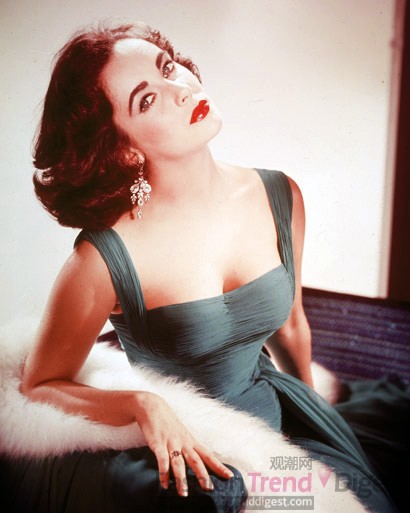 15.	伊丽莎白•泰勒 (Elizabeth Taylor)  <br>
伊丽莎白•泰勒是被誉为是世界影坛上不可多得的瑰宝。她被看做是美国电影史上最具有好莱坞色彩的人物，惯有“好莱坞常青树”和“世界头号美人”之称，尤其以一双漂亮的蓝紫色眼睛闻名于世。她是史上第一个薪水百万美元的演员，两获奥斯卡金像奖奖，一获奥斯卡人道主义奖，在她身后，无数人声名鹊起，又归于孤寂，而泰勒的魅力却长久不衰。名利是她活力的源泉，公众目光是她永远的侍从，即使到了78岁的高龄她仍然创造了惊人的轰动效应。<br>
 