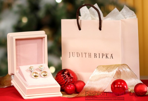 8. Judith Ripka 日食式耳环: $525<br>
多年来，Oprah一直佩戴的都是Judith Ripka奢华的珠宝配饰，她是我最喜欢的珠宝商之一，这些闪闪发亮的耳环可以搭配任何外套出行，而且会让你看上去珠光宝气，简直看起来像100万美金的珠宝，这对耳环是由水晶石和白色宝石镶嵌而成，相当高贵。<br>
 