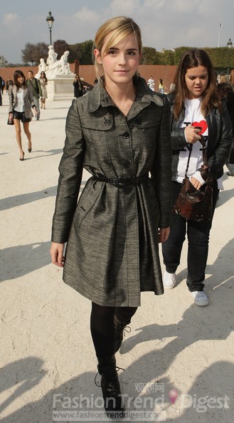 6. 出席2009 christian Dior RTW 春夏时装秀，艾玛穿着这件BURBERRY银色风衣优雅十足。她还只有18岁，但她的时尚品位已经远远超越她的年龄。 