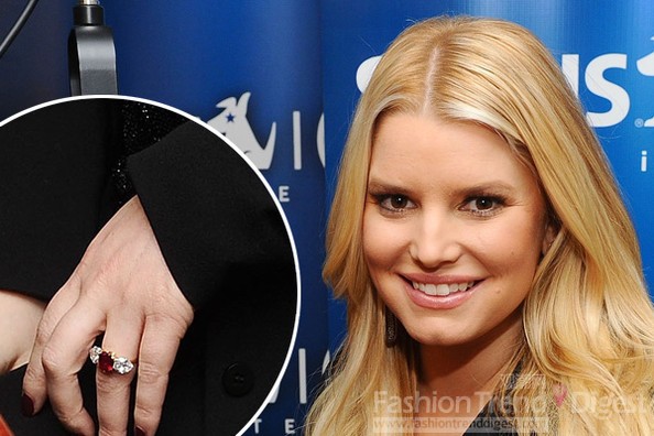 4. 杰西卡•辛普森(Jessica Simpson)<br>
这枚戒指是埃里克•约翰逊(Eric Johnson)送给杰西卡•辛普森(Jessica Simpson)， 3克拉的Neil Lane红宝石戒指闪闪夺目。<br>
 