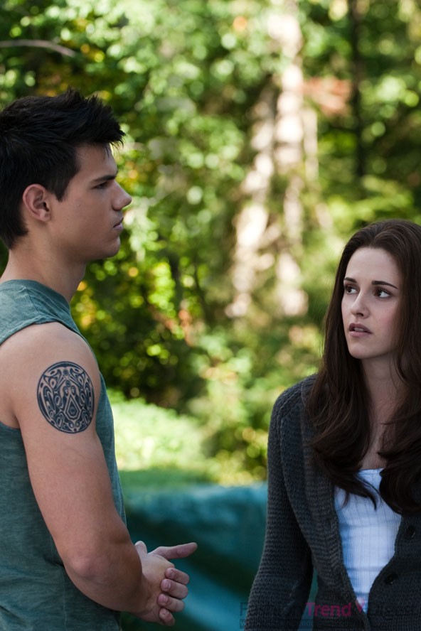 3. 《暮色3：月食》, 2010 <br>
泰勒•洛特 (Taylor Lautner)和克里斯汀•斯图尔特 (Kristen Stewart) ，两个人的眼神对视，在接近黄昏的时候，看起来让人有一些似有似无的暧昧感。<br>
 