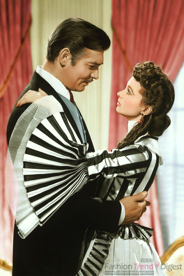 4. 《乱世佳人》, 1939<br>
克拉克 盖博(CLARK GABLE) 和费雯丽(Vivian Leigh)，一位美丽任性的庄园主之女郝思嘉和青年浪子白瑞德深情对视和男主角的调情是影片中最浪漫的一幕。<br>
 