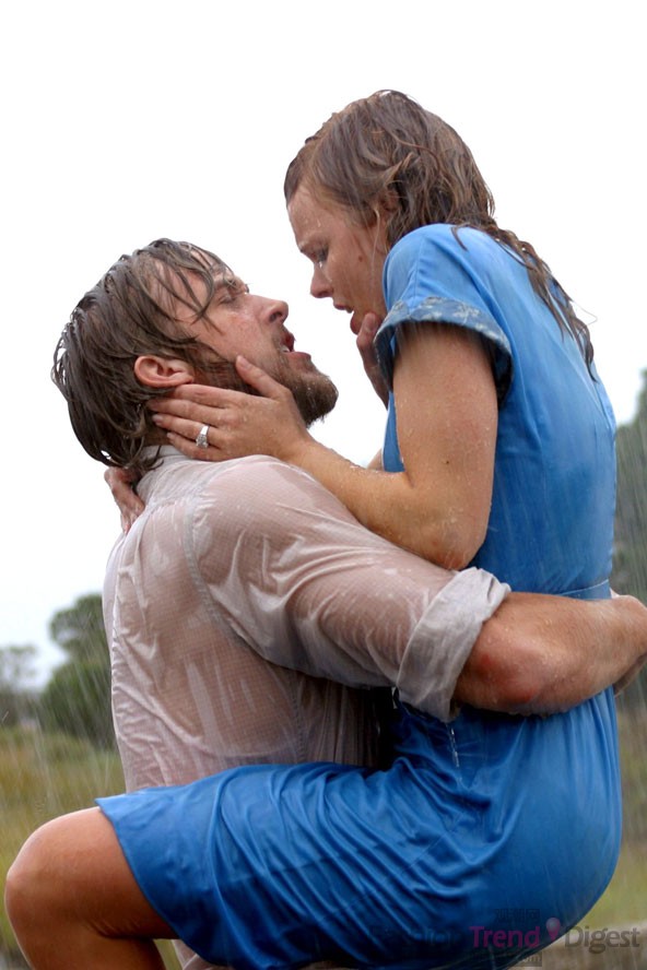 1. 《恋恋笔记本》, 2004 <br>
瑞恩•高斯林 (Ryan Gosling)和瑞秋•麦克亚当斯 (Rachel McAdams)两人的湿身抱在一起的镜头，突然让人燃起一阵冲动的情欲。<br>
 